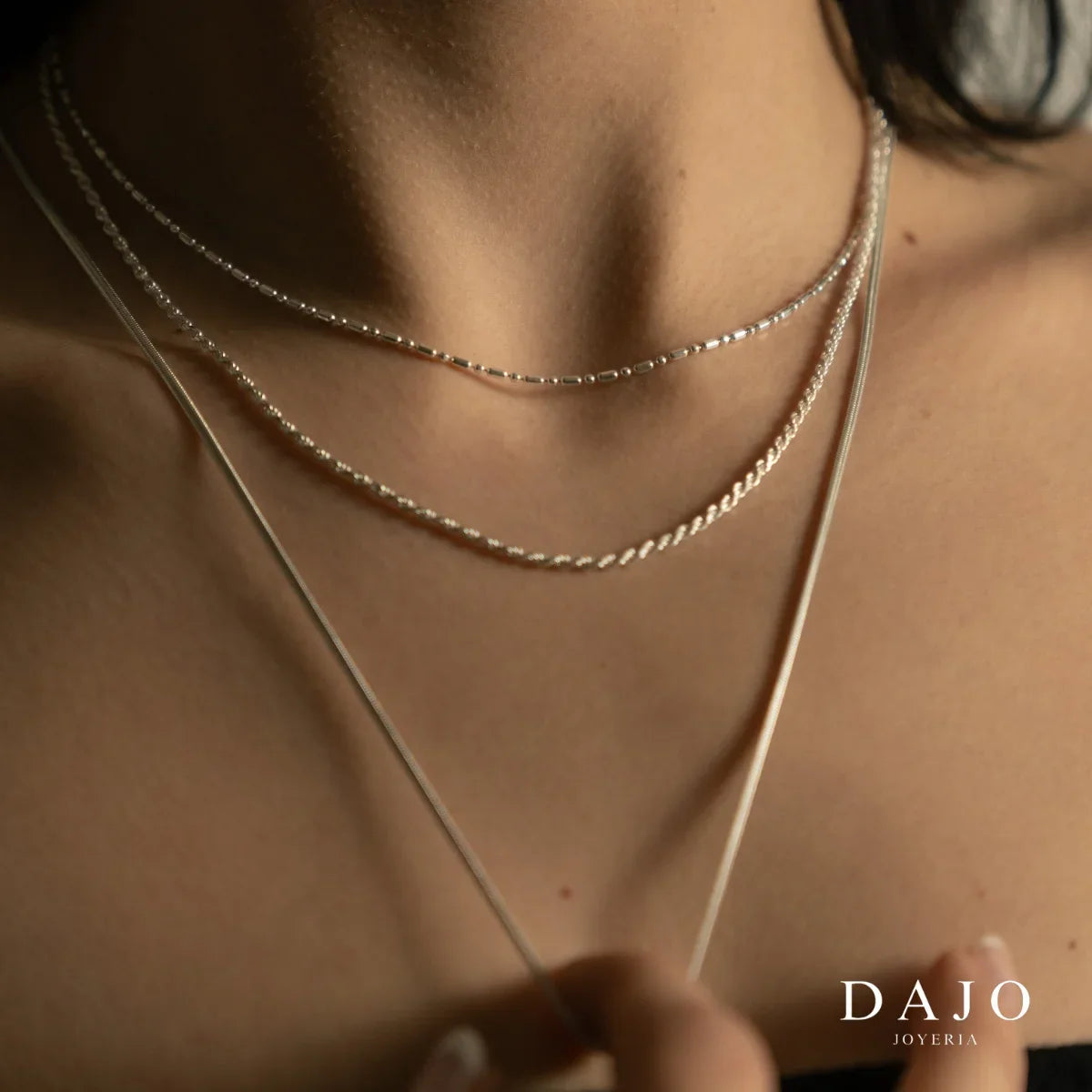 Tres cadenas de plata .925 de DAJO puestas juntas en el cuello: binaria, torzal y serpiente, de distintos largos