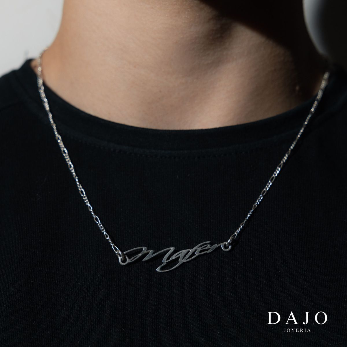 Colección Personalizada joyería plata oro vermeil variedad diseños grabados nombres. Persona luciendo joyas personalizadas con nombres grabados look único emotivo