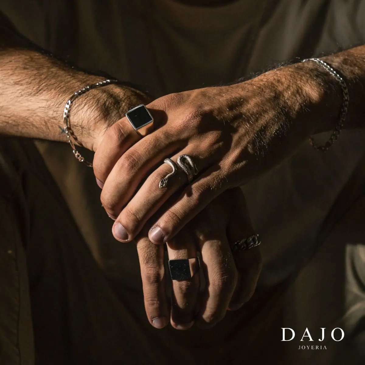 Anillo de plata .925 artesanal mexicano en mano de modelo masculino hombre senado manos juntas