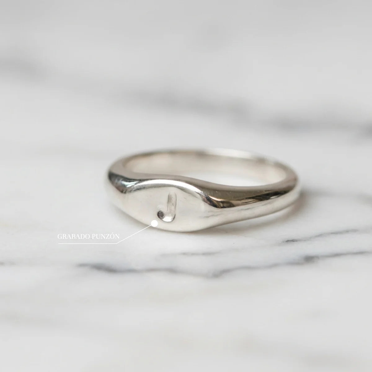 Anillo Oval con Inicial plata .925 - regalo para novia o mama | DAJO Joyeria