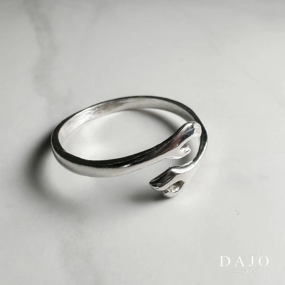 Joyería Anillo apapacho de plata .925 hecho a mano con forma abrazo manos que abrazan