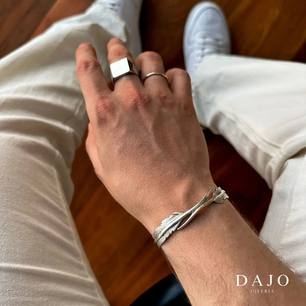 Modelo hombre usando combinación set de joyería anillos y brazalete plata .925 estilo street urbano. Anillo cuadrado liso argolla brazalete plumas