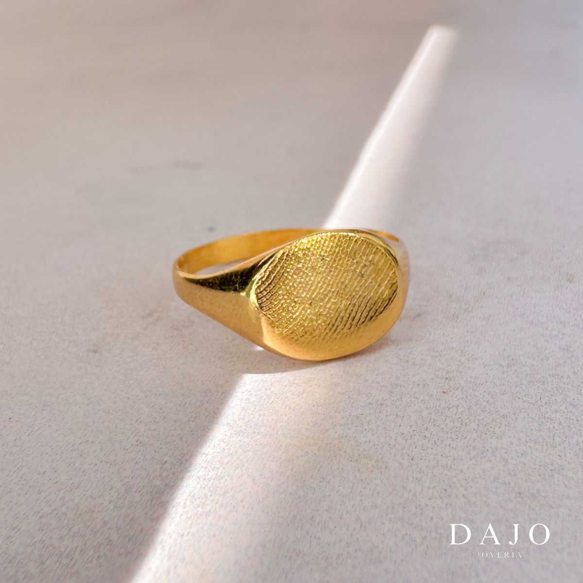 Joyería anillo de oro vermeil plata .925 bañada en oro de 14K quilates grabado huella digital dactilar diseño ajustable artesanal mexicano con forma circular redondo