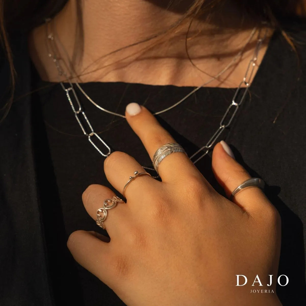 Modelo mujer usando combinación set de joyería canillos y cadenas plata .925 estilo elegante