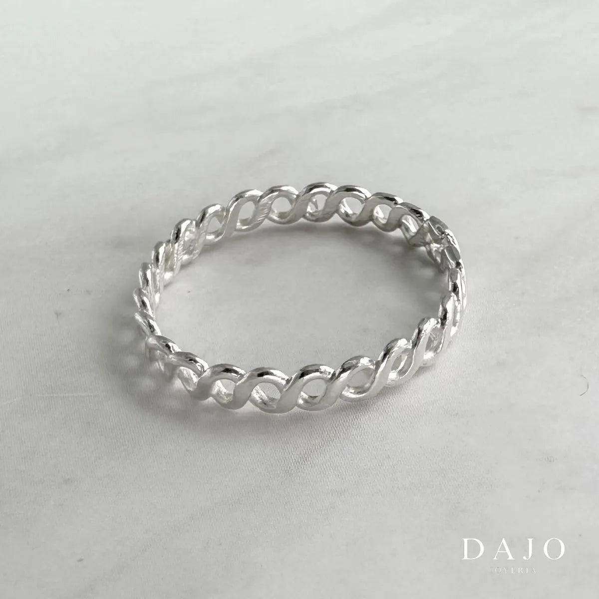 Joyería Anillo de plata .925 estilo minimalista elegante formal diseño ajustable artesanal mexicano con forma de infinitos trensados