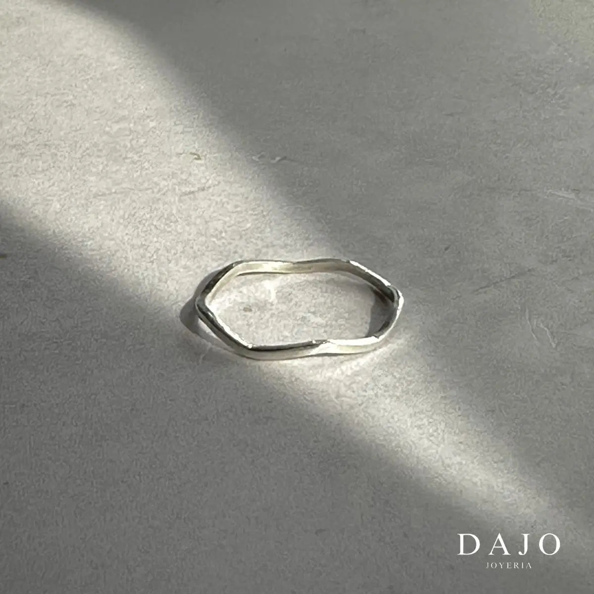 Joyería Anillo de plata .925 estilo minimalista elegante formal diseño artesanal mexicano con forma de ondas curvas