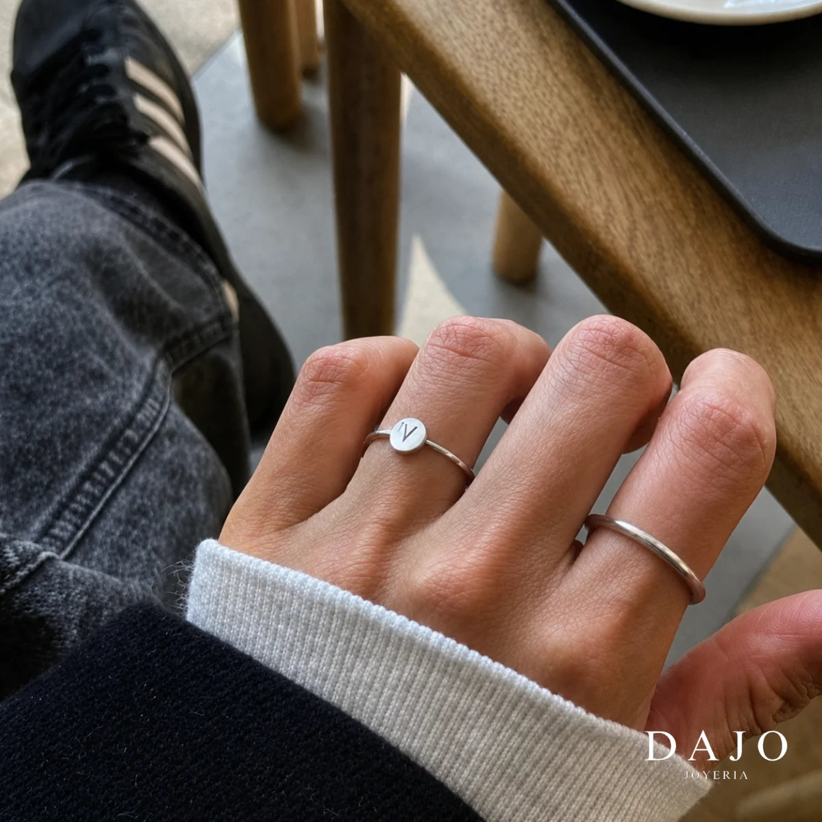 Anillo Redondo Pequeño con Inicial plata .925 - regalo para novia o mama | DAJO Joyeria