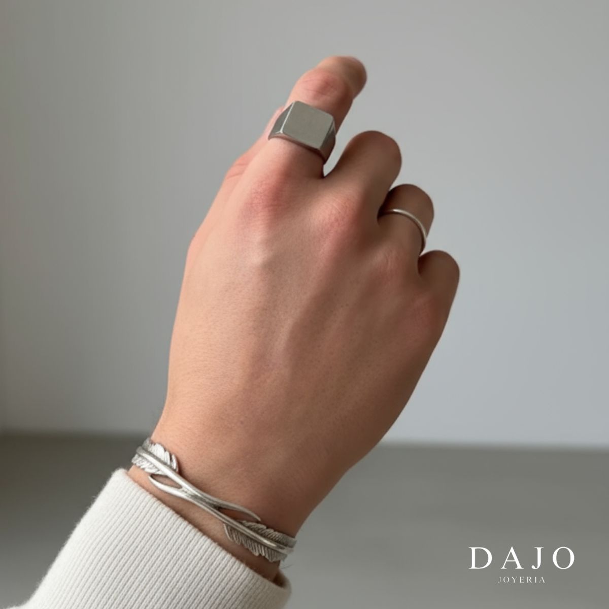 Modelo hombre usando combinación set de joyería anillos y brazalete plata .925 estilo street urbano. Anillo cuadrado liso argolla brazalete plumas