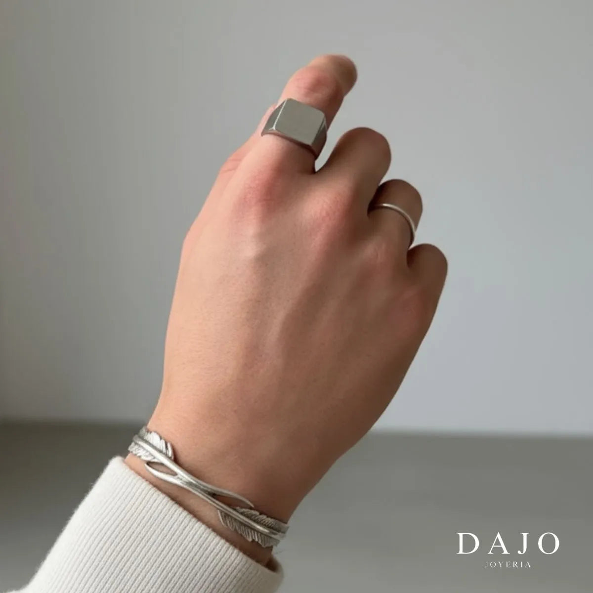 Modelo hombre usando combinación set de joyería anillos y brazalete plata .925 estilo street urbano. Anillo cuadrado liso argolla brazalete plumas