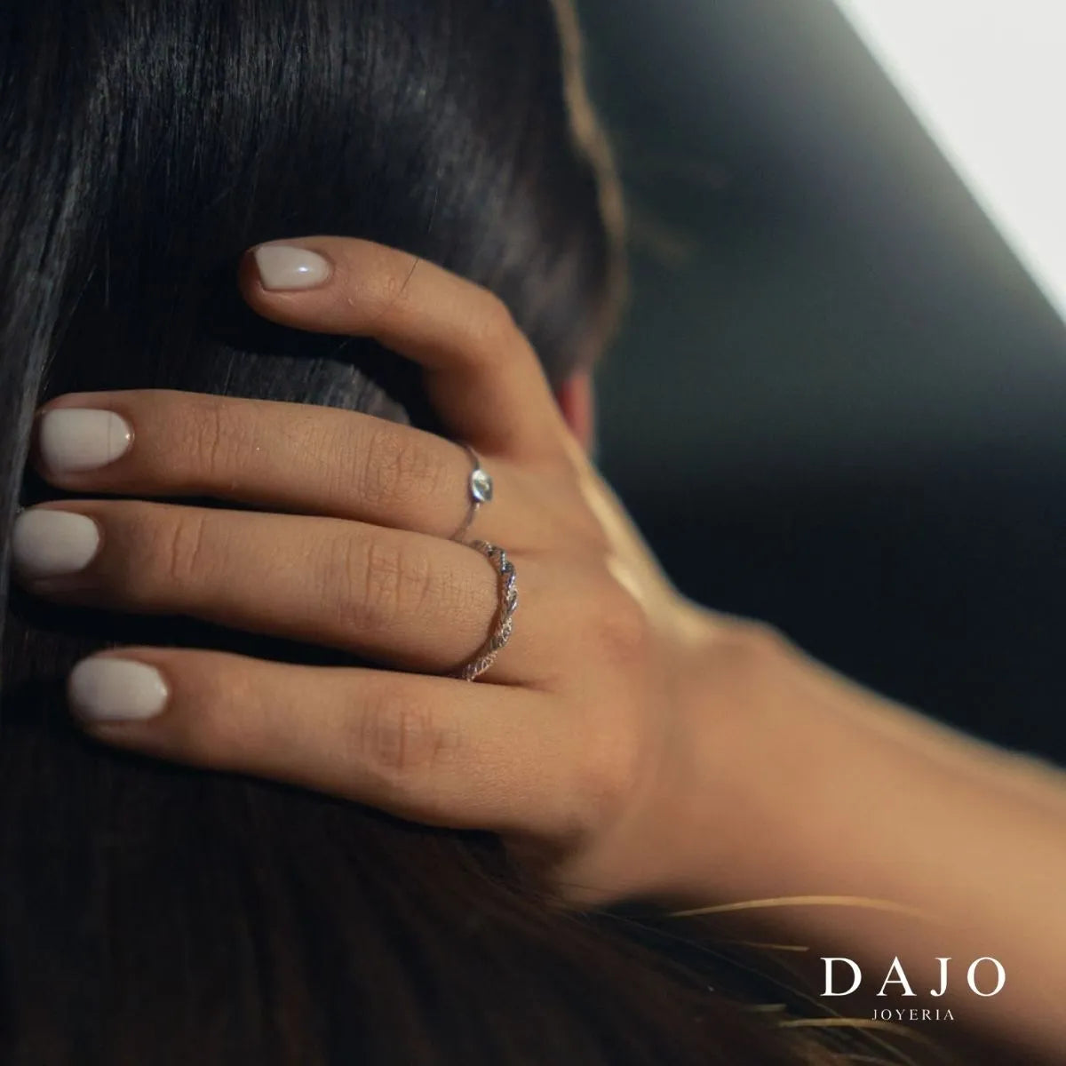 Modelo mujer recogiendo cabello con anillos de plata .925 minimalistas discretos elegantes