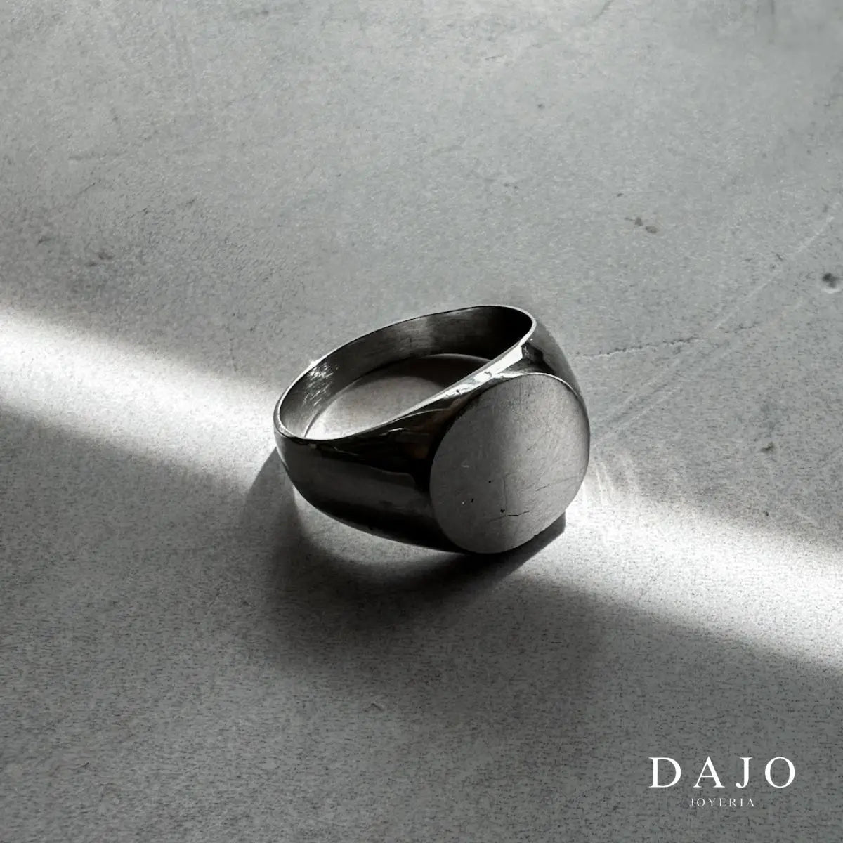 Anillo minimalista con sello redondo de plata .925, destacando la simplicidad y la elegancia de su diseño