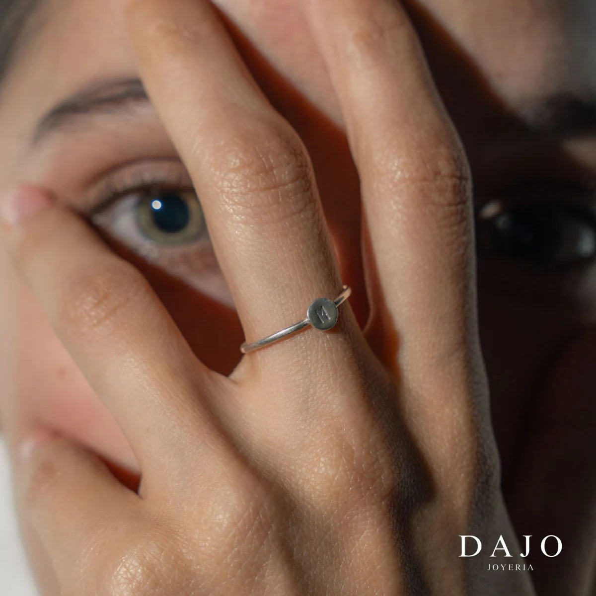 Anillo Redondo Pequeño con Inicial plata .925 - regalo para novia o mama | DAJO Joyeria