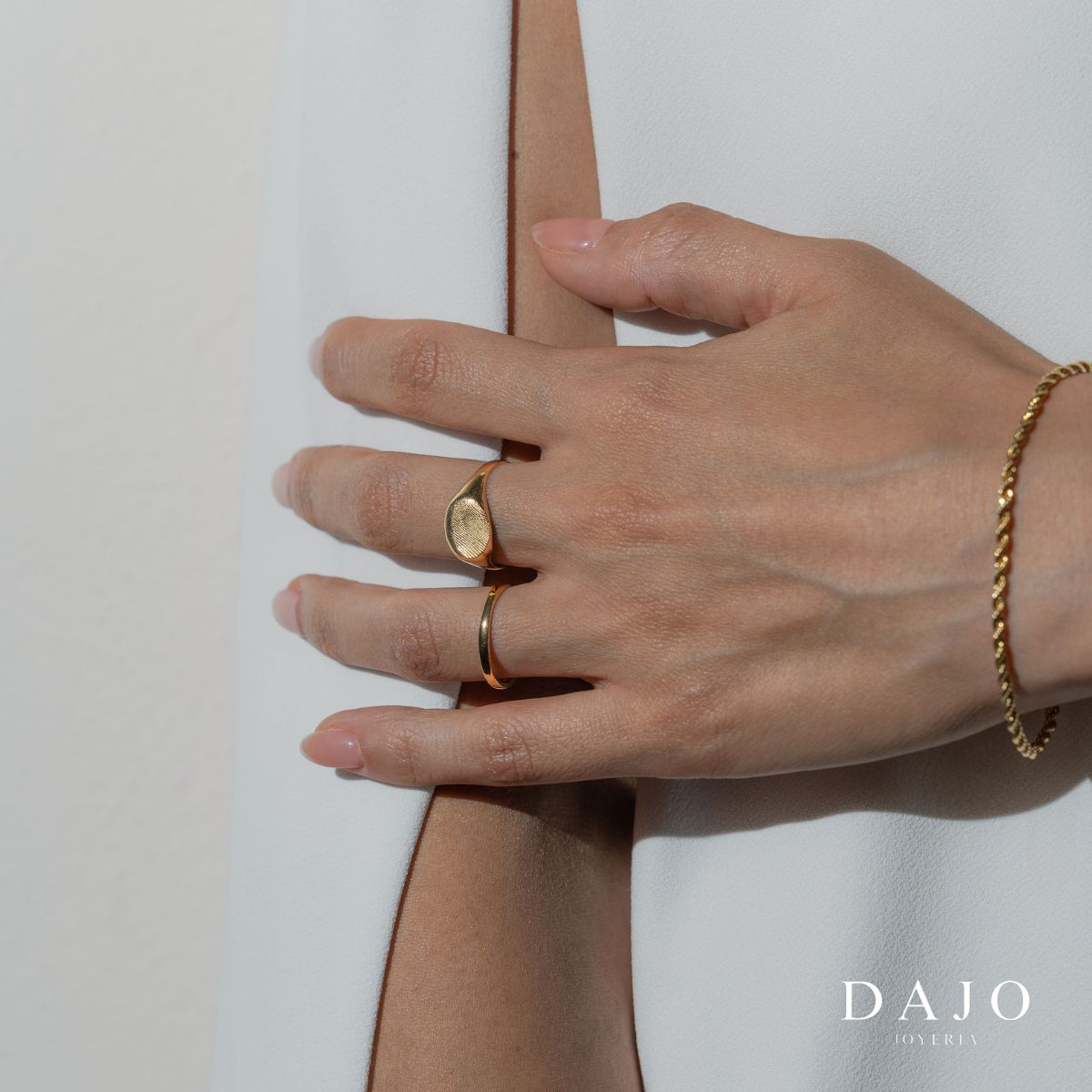 Mujer elegante blanco luciendo manos joyería Anillo de Oro Vermeil Anillo de Plata .925 cubierto de Oro de 14K Oro de 14 quilates grabado huella digital dactilar personalizado formal casual diseño ajustable artesanal mexicano con forma circular