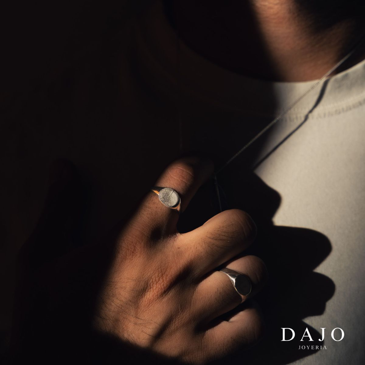 Hombre luciendo manos joyería Anillo de Plata .925 grabado huella digital dactilar personalizado formal casual diseño ajustable artesanal mexicano con forma circular