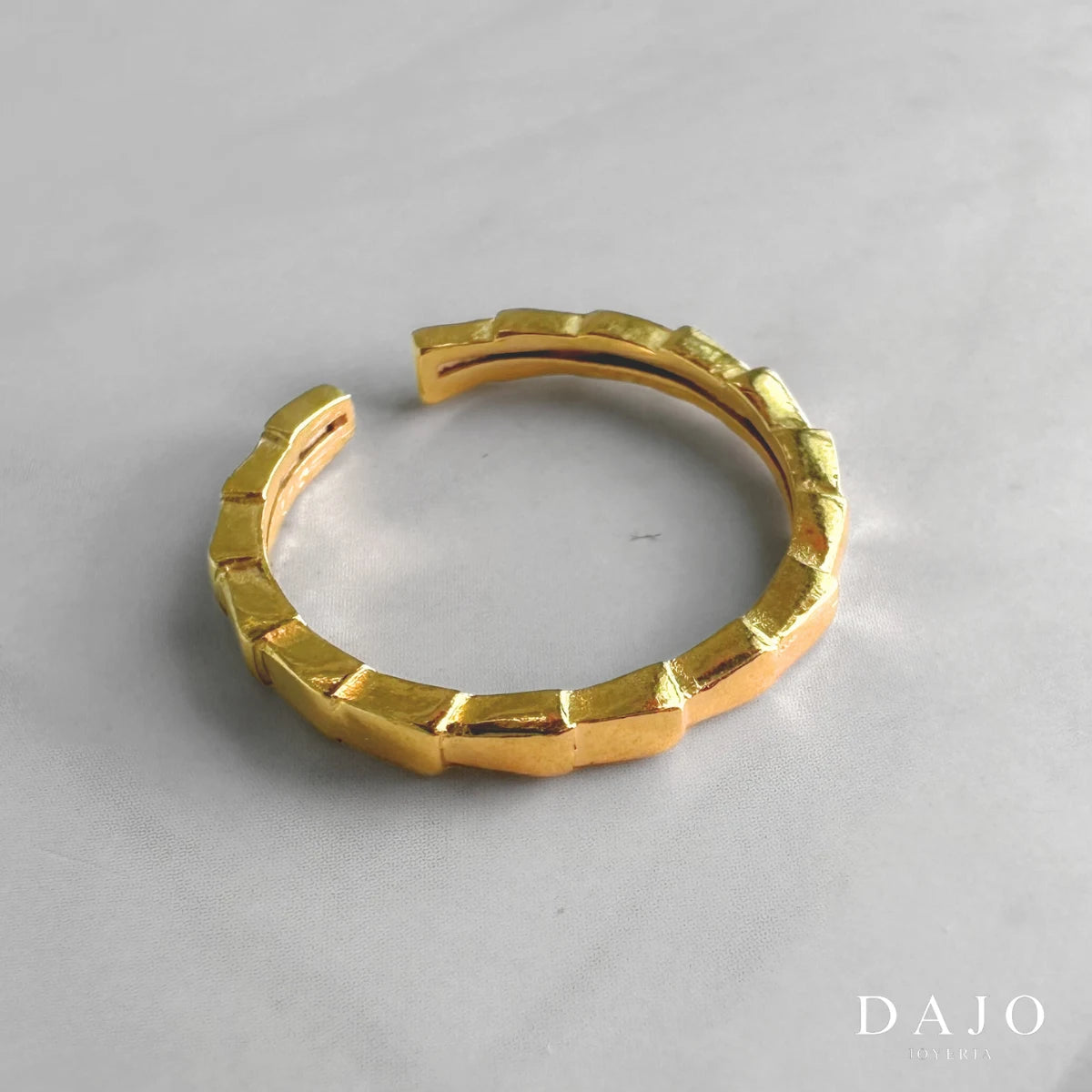 Anillo ajustable de Oro Vermeil Plata .925 con baño en Oro de 14K quilates escalonado anillo sierra