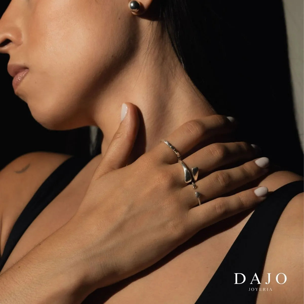 Modelo mujer usando combinación set de joyería anillos plata .925 estilo elegante. Anillo amor corazones doble gota anillo sierra