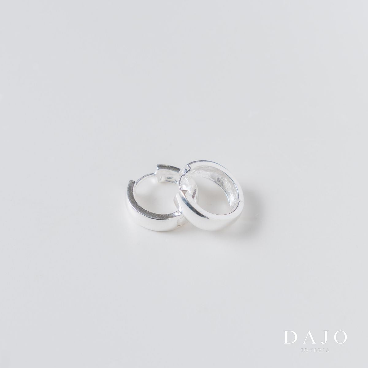Arete Huggie 1.5 cm plata .925 - regalo para novia o mama | DAJO Joyeria