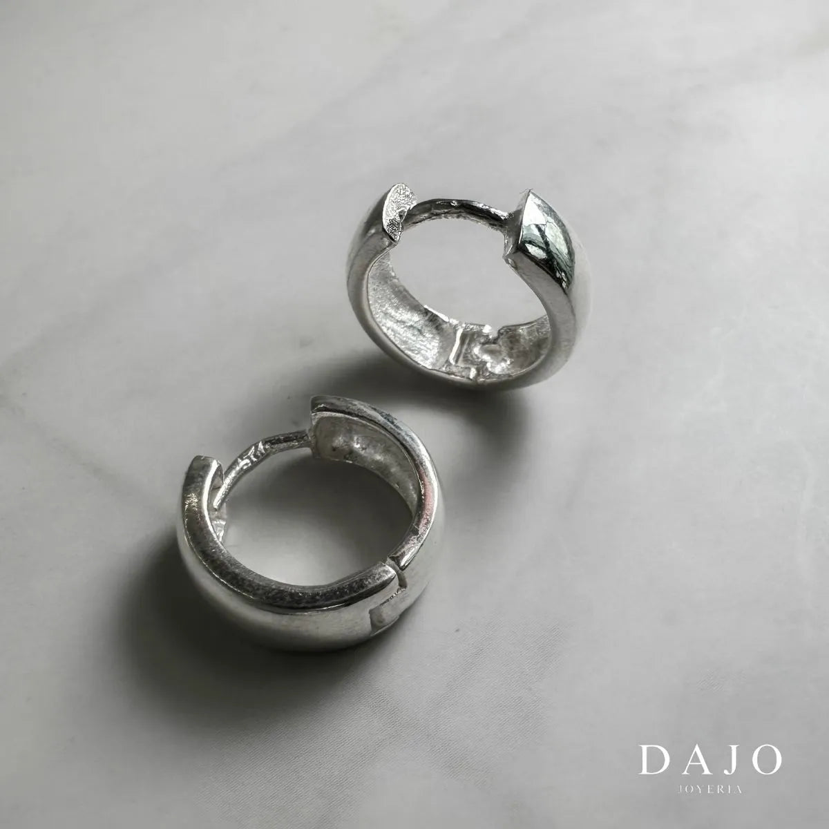 Arete Huggie 1 cm plata .925 - regalo para novia o mama | DAJO Joyeria