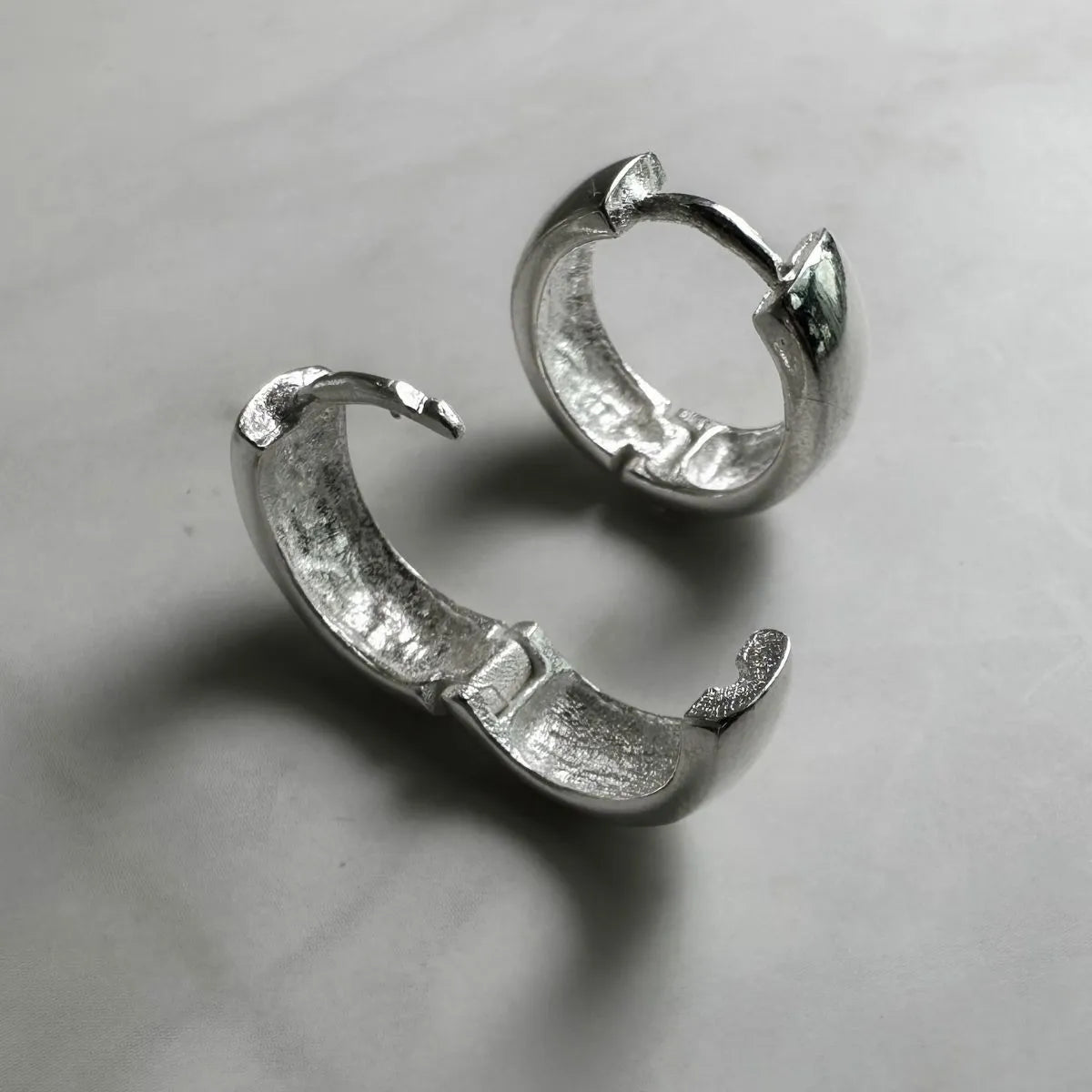 Arete Huggie 2 cm plata .925 - regalo para novia o mama | DAJO Joyeria