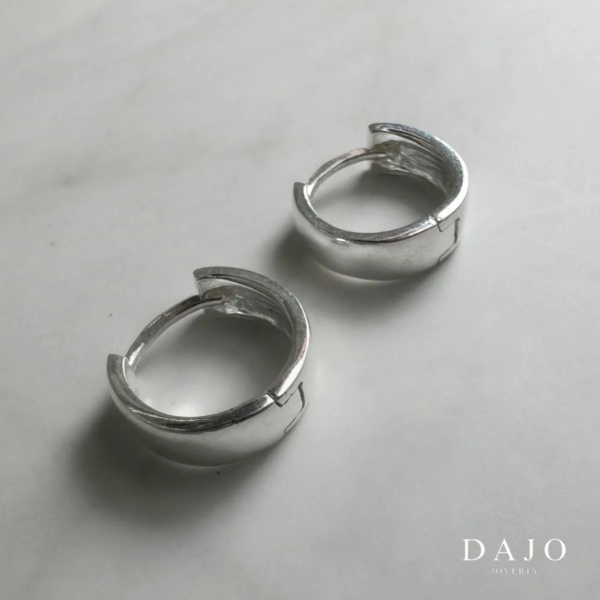 Arete Huggie 1.5 cm plata .925 - regalo para novia o mama | DAJO Joyeria