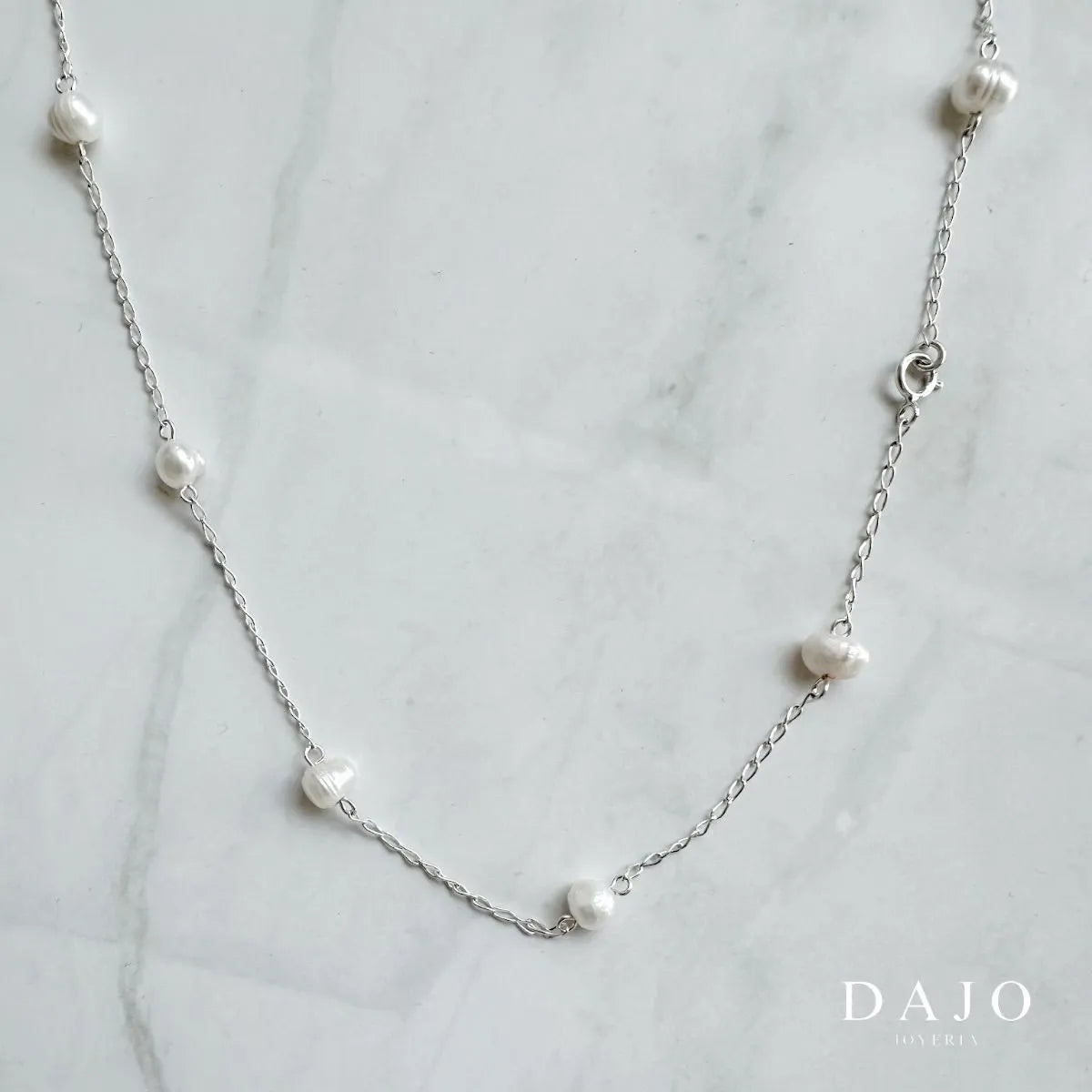 Esta cadena de plata .925 tiene eslabones delgados de 1 mm y está decorada con perlas barrocas cultivadas, distribuidas cada 3 a 4 cm a lo largo de la pieza.
Las perlas, con su forma orgánica e irregular, le dan un toque natural, elegante y atemporal.
Es una pieza sencilla pero con mucha presencia, perfecta para quienes buscan un estilo clásico con personalidad.
Ideal para ocasiones especiales o elevar tu look diario con un toque sutil y refinado.