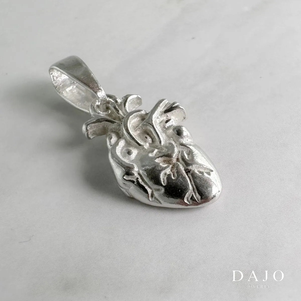 Este dije de plata esterlina .925 representa con detalle el corazón humano como órgano vital, con un diseño anatómico lleno de intención.
Más allá de su forma, simboliza la vida y la entrega total. Es el regalo perfecto para alguien a quien quieres con fuerza: un recordatorio físico de que su presencia late dentro de ti