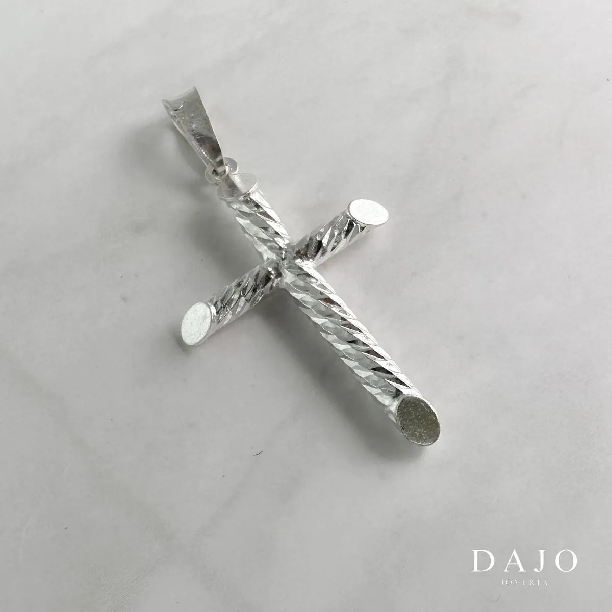 Cruz de plata .925 formada por dos cilindros con un delicado acabado en espiral, que le da movimiento visual y textura única.
La espiral, símbolo de crecimiento y conexión interior, aporta un significado adicional a la cruz como emblema de fe, transformación y equilibrio.