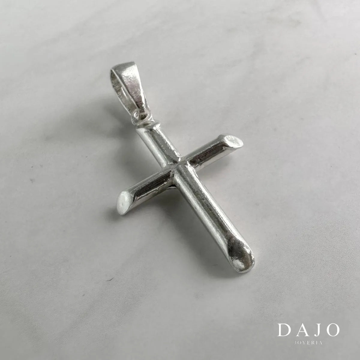 Este dije de plata esterlina .925 presenta una cruz sencilla y elegante, resaltando su forma geométrica y simétrica.
Es una pieza que proyecta sobriedad, introspección y conexión personal con lo divino, ideal para quien lleva su fe de manera discreta y constante.