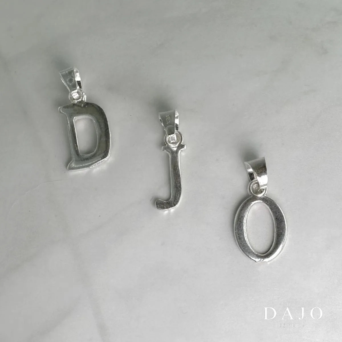 Dije Inicial plata .925 - joyeria artesanal hecha a mano en Mexico | DAJO