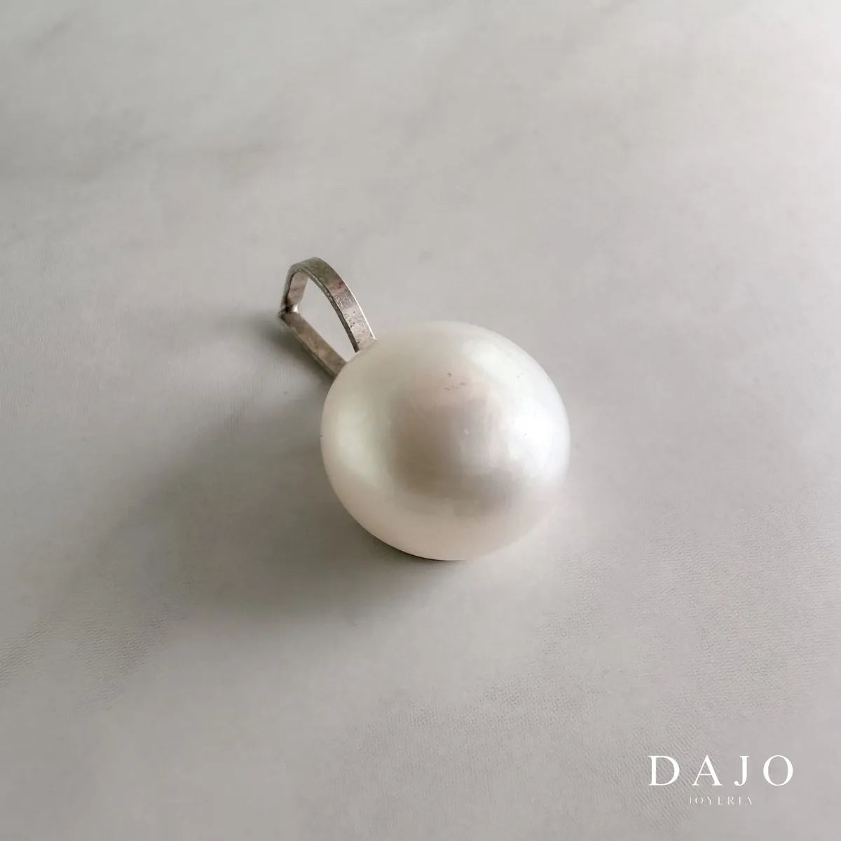 Presenta una perla barroca en un engarce plano de plata .925, destacando su forma única y natural. Las perlas barrocas, con sus contornos irregulares, simbolizan autenticidad y singularidad, recordándonos la belleza en la imperfección.
Al portar este dije, añades un toque de distinción y naturalidad a tu estilo, reflejando una apreciación por lo genuino y lo excepcional