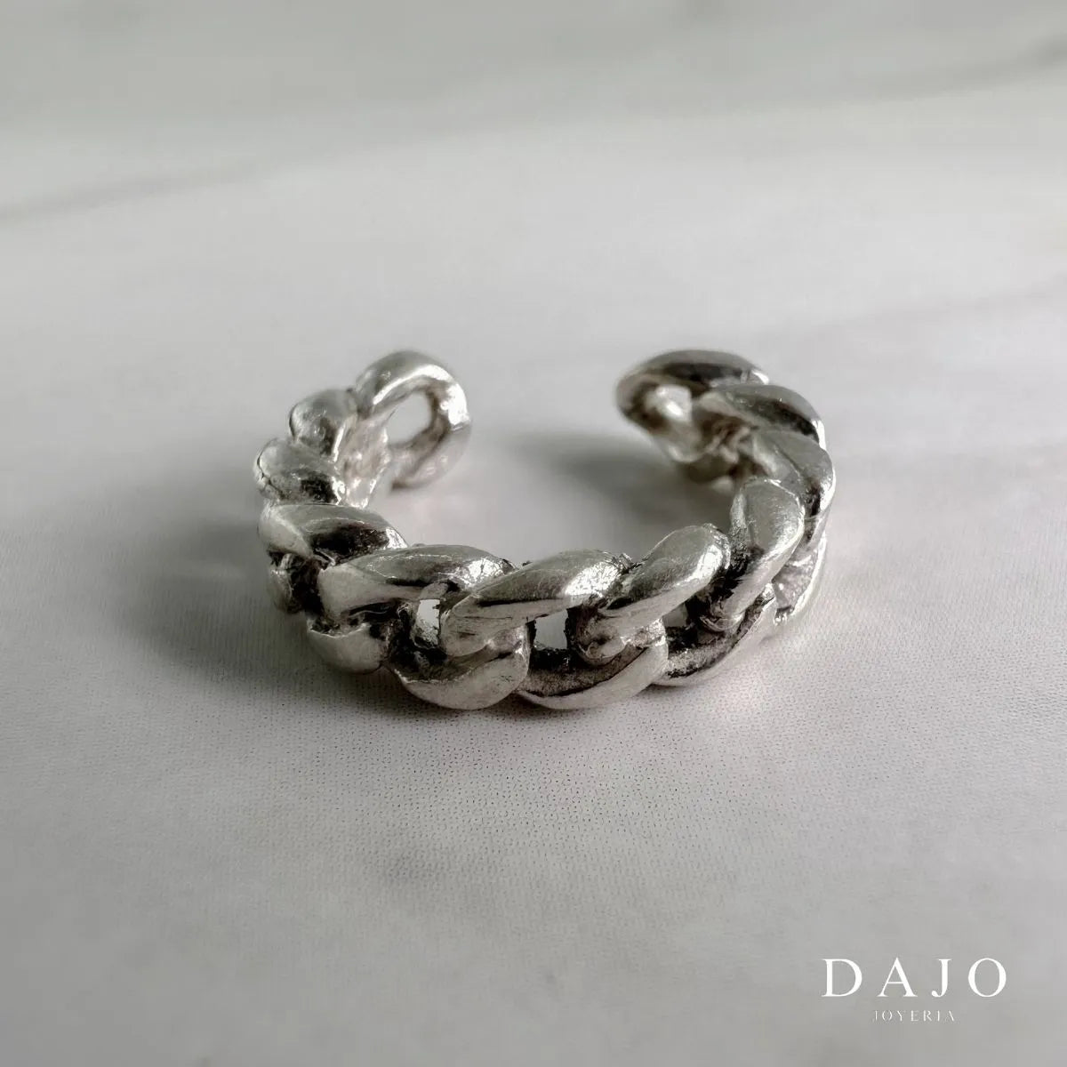 Este earcuff de plata .925 se ajusta cómodamente a tu oreja sin necesidad de perforaciones, permitiéndote experimentar con tu estilo de forma versátil.
Su diseño en forma de pequeña cadena en "U", hecho de eslabones entrelazados, aporta un toque moderno y atrevido.. Los eslabones representan conexión y fuerza, proyectando una imagen audaz y contemporánea con mucha personalidad.