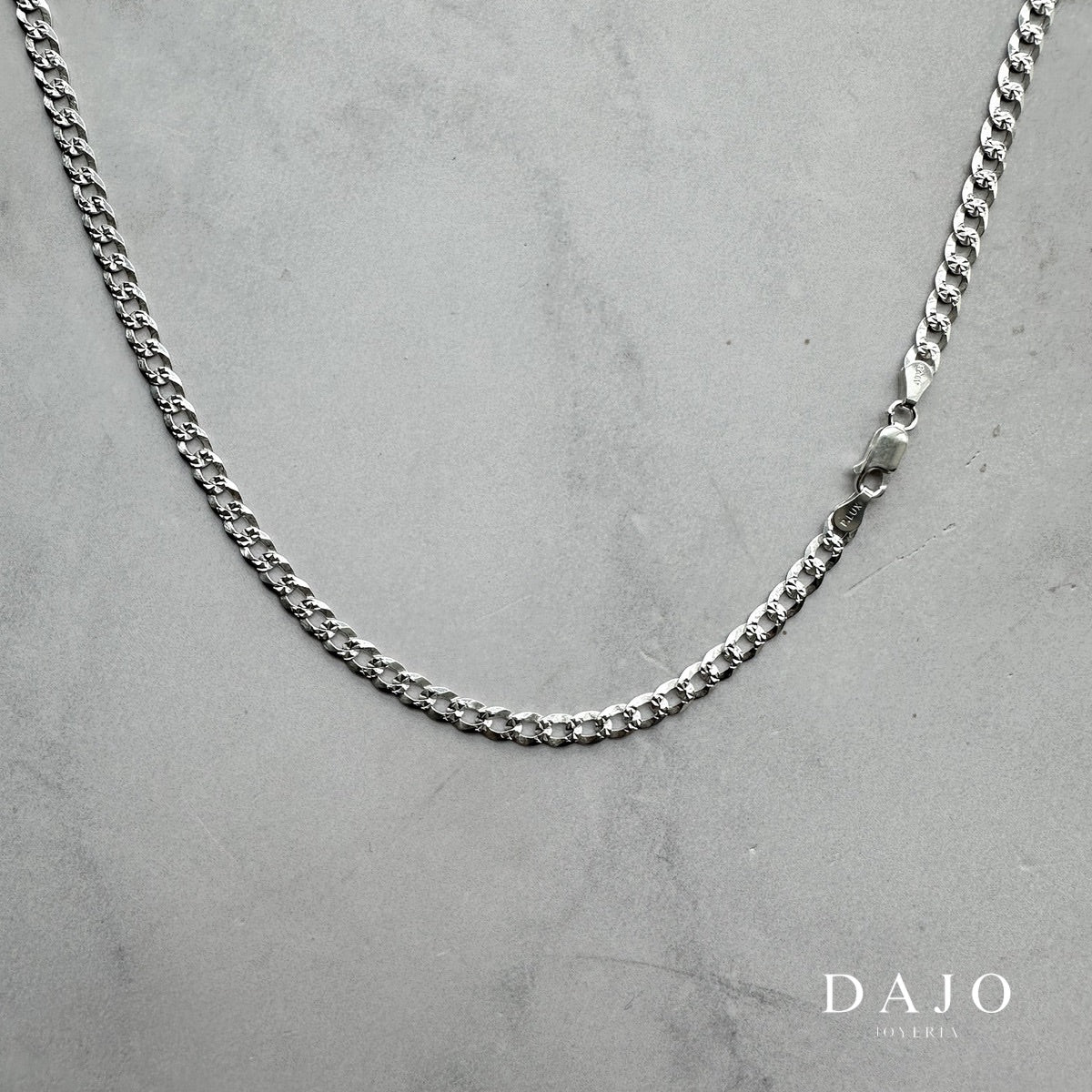 Con un ancho de 4 mm, esta cadena de plata .925 ofrece una presencia firme y sofisticada, sin perder la elegancia clásica del eslabón barbado.
Su diseño atemporal la convierte en una pieza clave para quienes buscan proyectar carácter con discreción