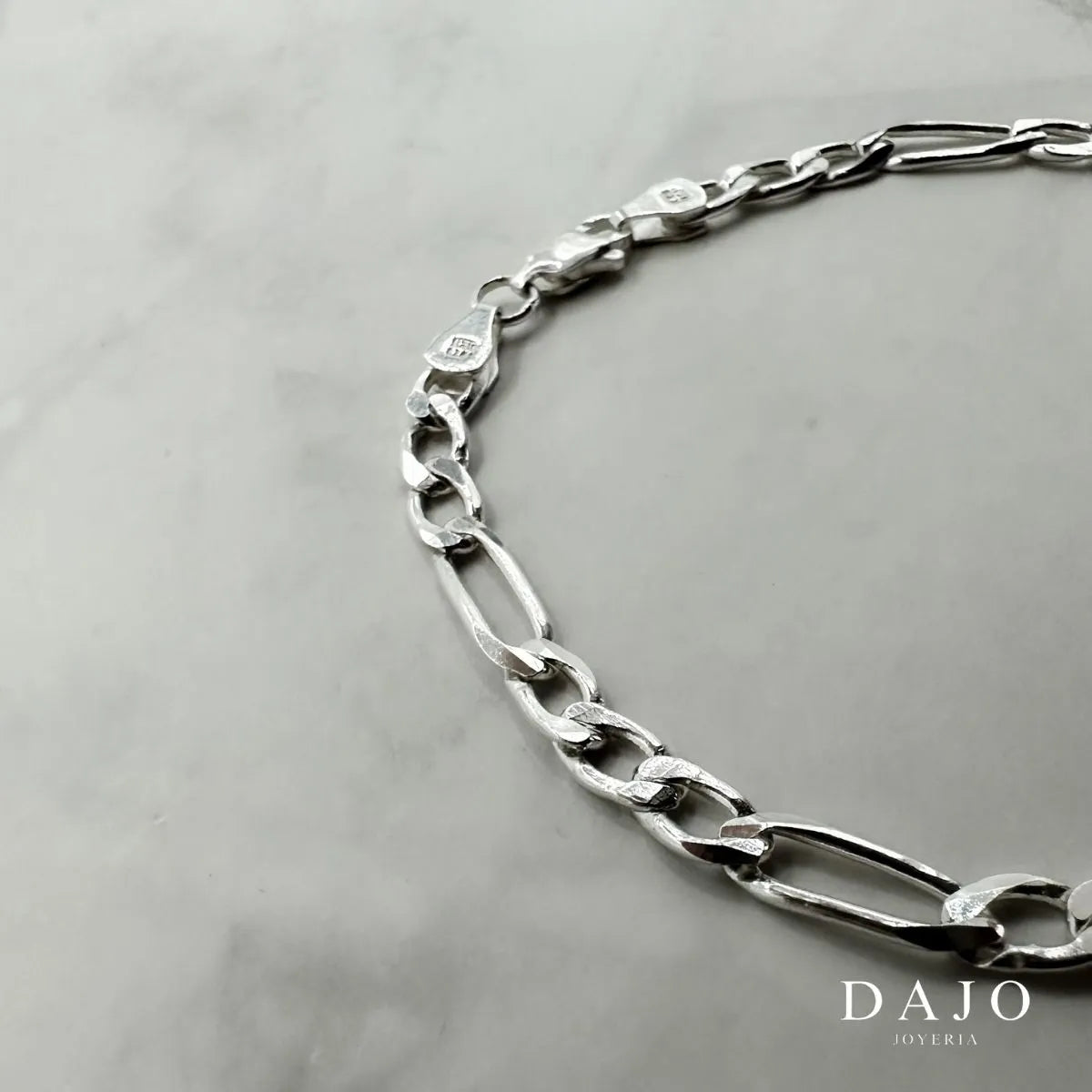 Esta pulsera de plata .925 presenta eslabones estilo Cartier, también conocidos como Fígaro o 3x1, caracterizados por un patrón de tres eslabones cortos seguidos de uno más largo.
Con un ancho de 4 mm, ofrece una presencia notable sin ser excesiva, adaptándose tanto a estilos clásicos como modernos. Un diseño atemporal que ha perdurado en la moda de la joyería