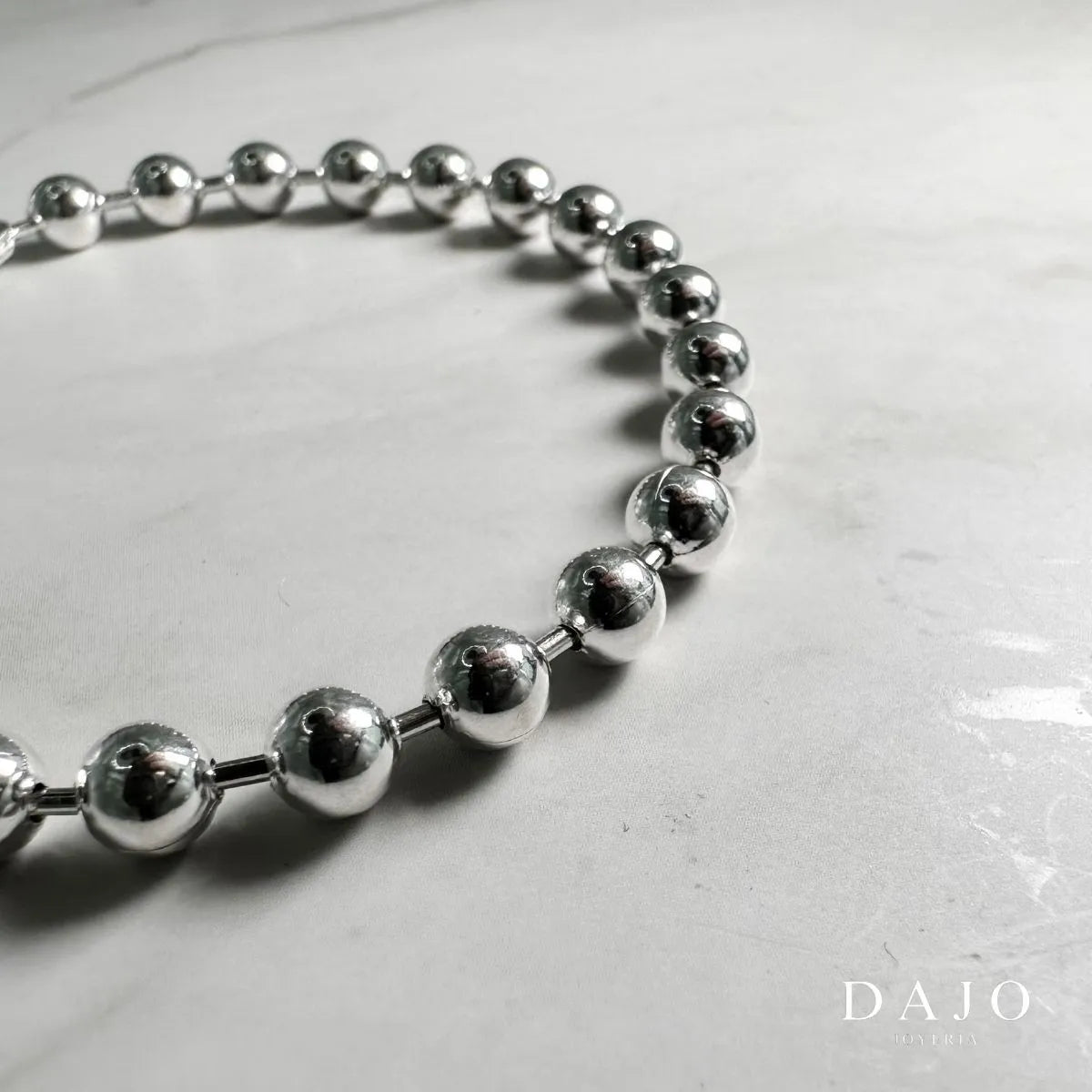 Esta pulsera de plata .925 está formada por esferas de 3 mm de diámetro, ofreciendo un diseño llamativo sin perder elegancia.
Su volumen visual recuerda a pequeñas perlas de plata, aportando textura y brillo con un estilo moderno y versátil