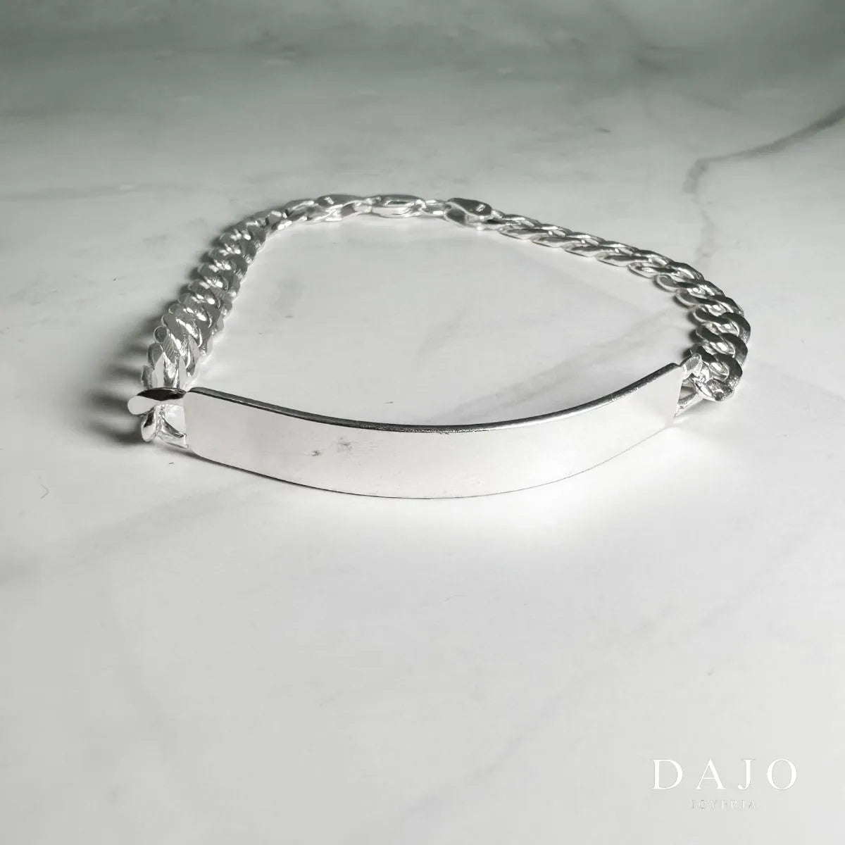 Esta pulsera de plata .925 combina eslabones tipo barbado de 6 milimetros con una placa rectangular de 18 x 40 milimetros.
La placa es perfecta para grabar nombres, fechas o palabras con significado personal.
Es una pieza clásica que proyecta estilo con intención, ideal para regalar o llevar contigo un recuerdo grabado para siempre