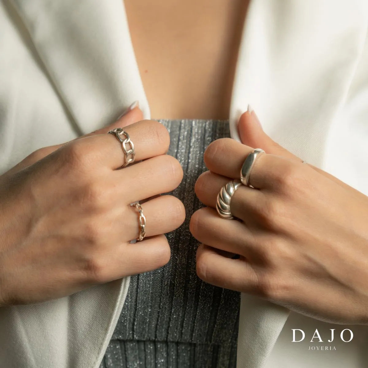 Joyería conjunto set combinación anillos de plata .925 en modelo mujer manos elegante saco blazer