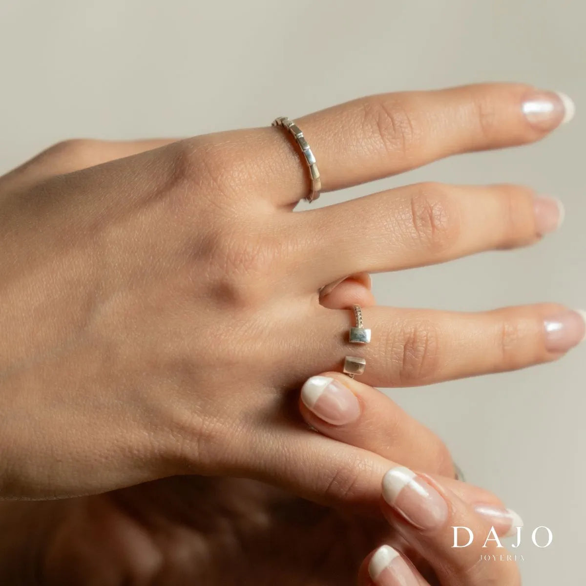 Joyería conjunto set combinación anillos argolla con cuadros de plata .925 en modelo mujer manos