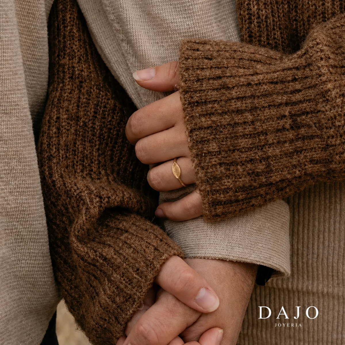 Anillo Huella Botanica en oro solido - pareja tomada de la mano - DAJO Joyeria