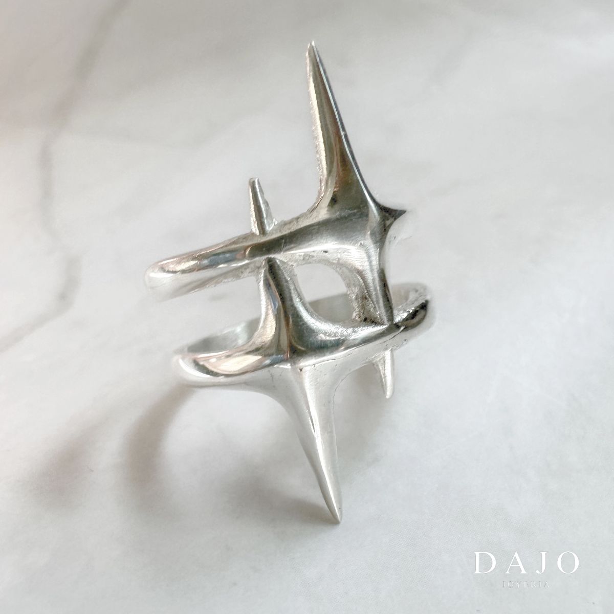 Anillo diseñado para Marek. Inspirado en las estrellas. Ilumina tu estilo, refleja tu espiritú soñador y resiliente.
Este anillo presenta dos estrellas entrelazadas, en algunas culturas las estrellas simbolizan guía y protección.