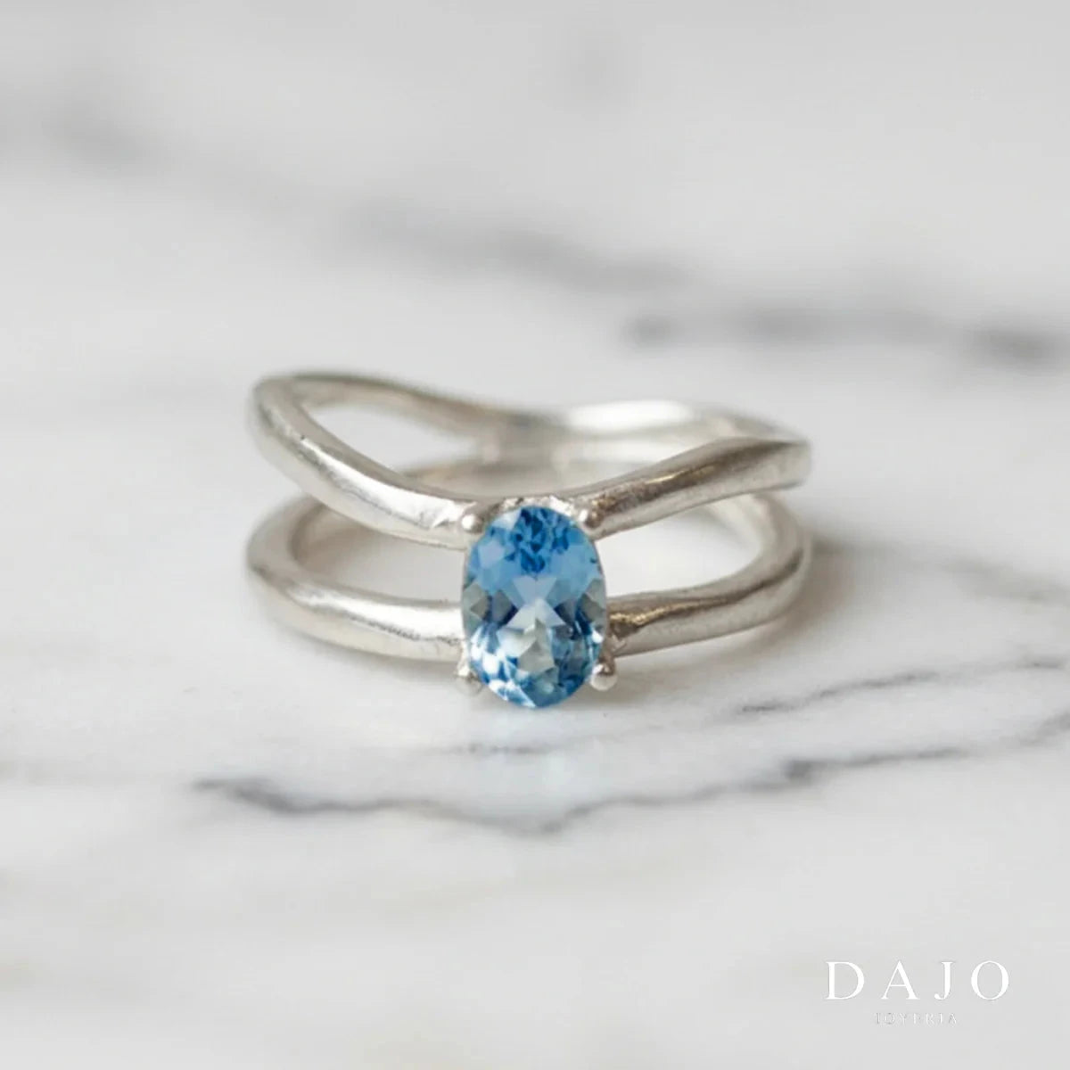 Anillo Birthstone de plata con zirconia color zircón azul, Diciembre