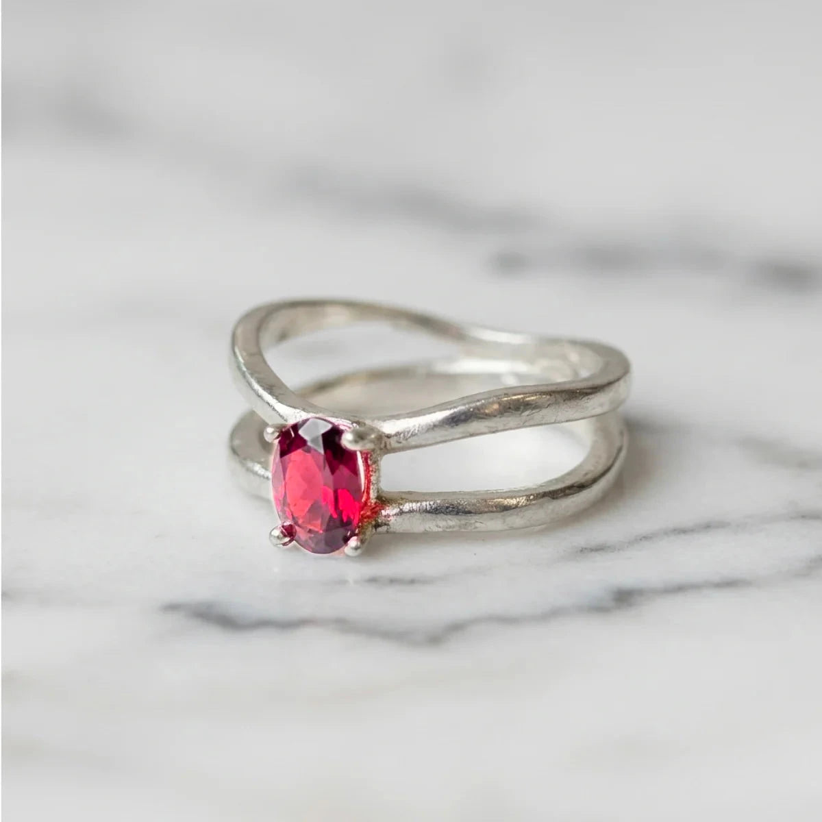 Anillo Birthstone de plata con zirconia color rubí, Julio