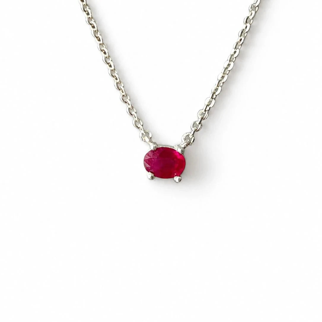 Collar Rubí de plata .925 de DAJO, de cerca: el corte oval del rubí y la cadena