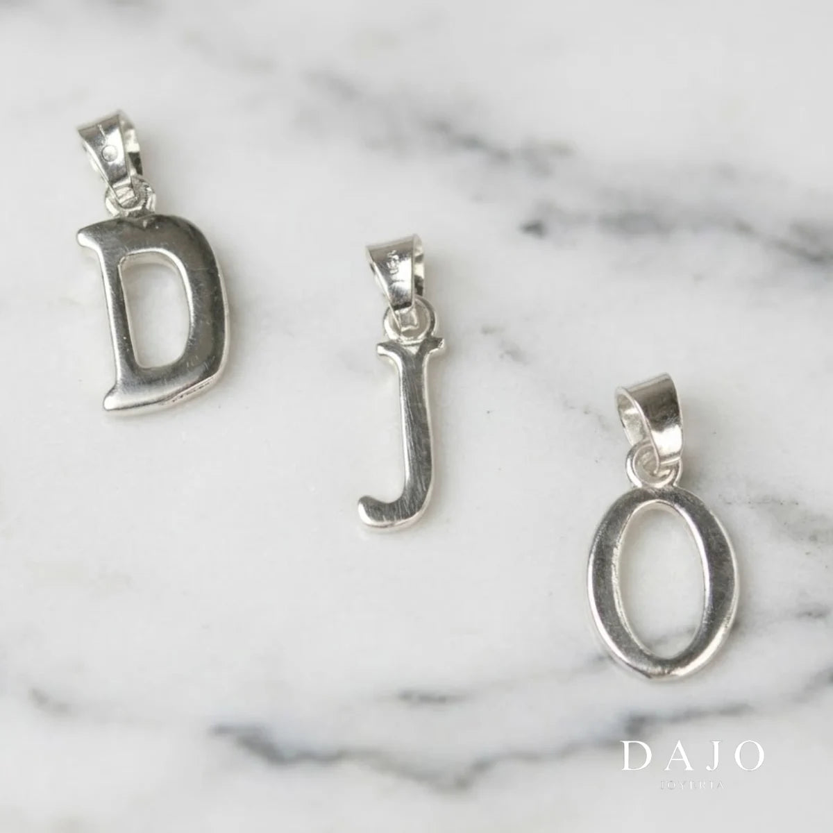 Dije Inicial plata .925, pieza hecha a mano en México | DAJO