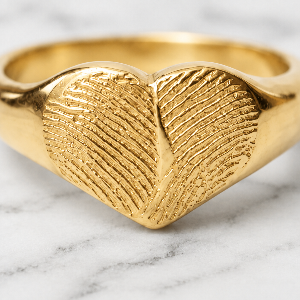 Detalle de la huella grabada en el Anillo Corazón Huella de oro sólido - DAJO