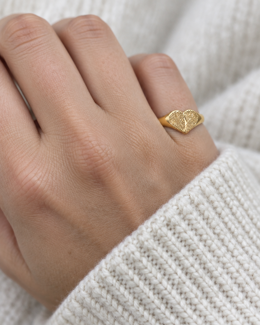 Anillo Corazón Huella de oro sólido puesto en el meñique, a tamaño real - DAJO
