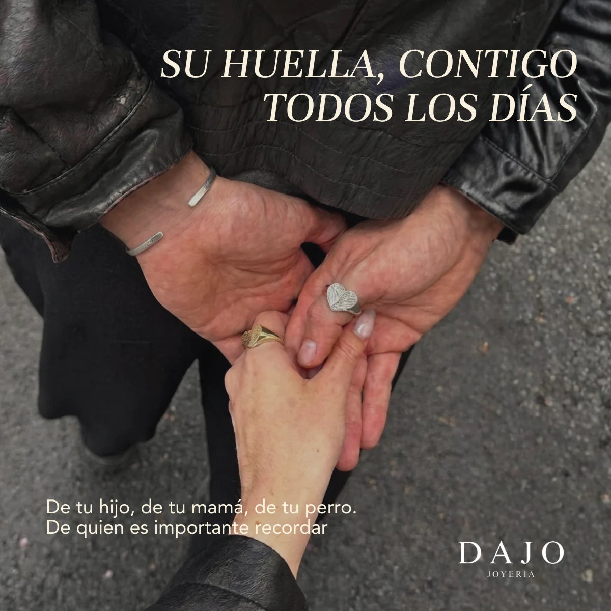 Manos entrelazadas con anillos de huella en forma de corazón: su huella, contigo todos los días