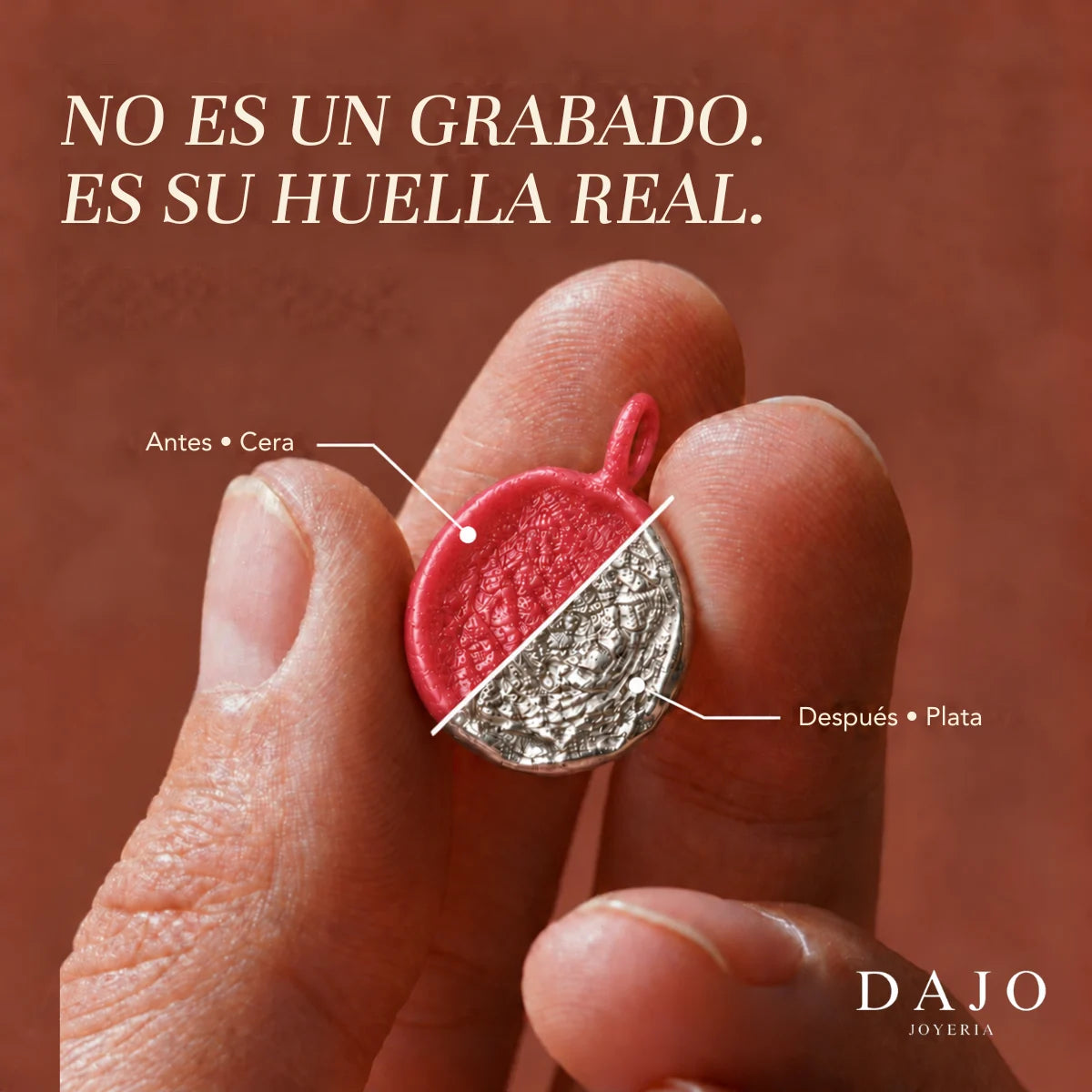 Dije de huella mitad en cera rosa y mitad en plata: no es un grabado, es su huella real