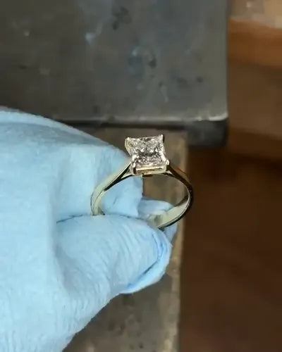 Anillo de compromiso en el taller