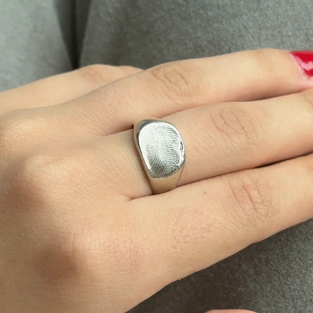Anillo Huella Redondo de plata .925 puesto en la mano, con la huella dactilar grabada, regalo de Navidad con significado