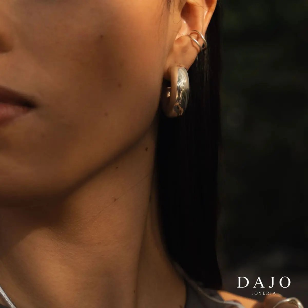 Modelo mujer luciendo aretes plata .925 look chuncky earcuff elegante versátil expresivo
